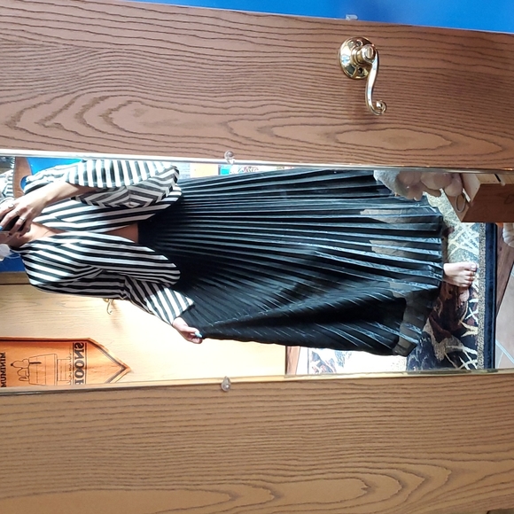 Black and white bell sleeved blazer - Picture 5 of 6